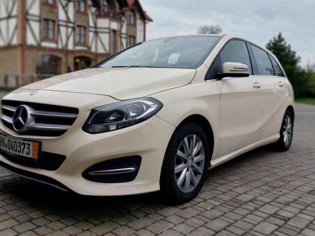 Mercedes B180 на жёлтых временных номерах. Проездом через Польшу