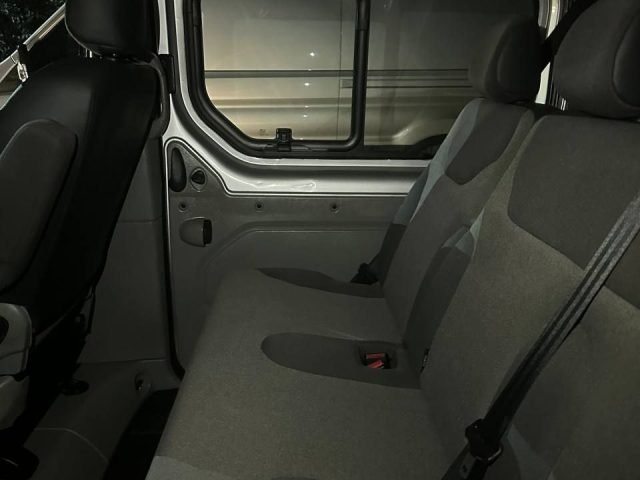 renault-trafic-passenger-02