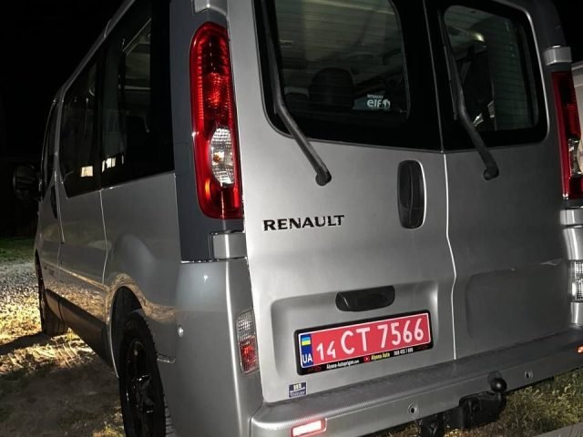 renault-trafic-passenger-03