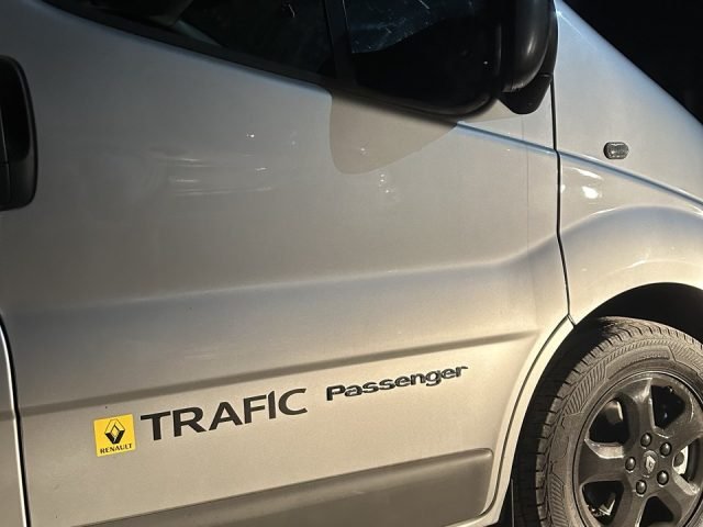 renault-trafic-passenger-05