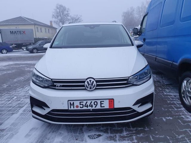 Volkswagen Touran R-Line из Европы на красных транзитных номерах