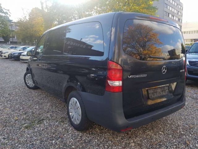 9 местный Mercedes Vito Tourer вид сзади